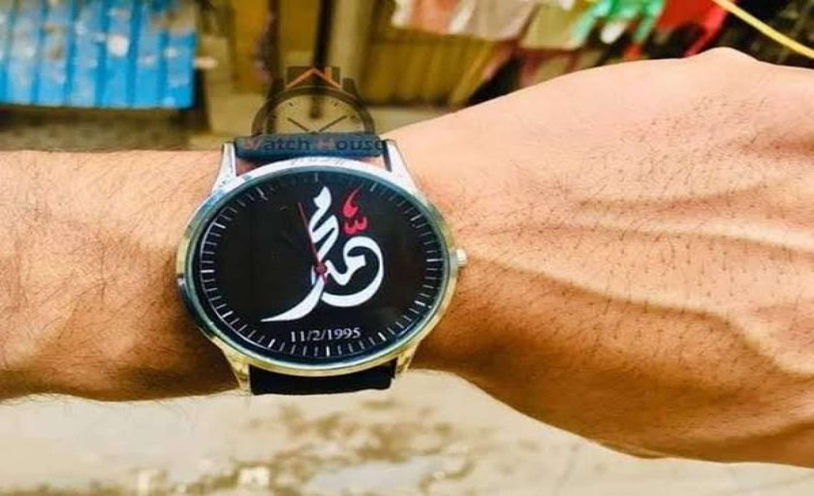 ساعة بأسم مطبوعة